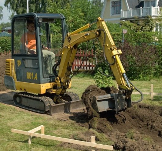 Uppgrävning till grund i orangeri med minigrävare