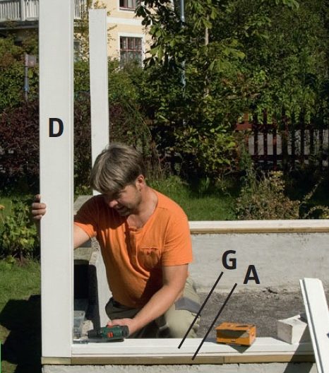 De fyra hörnstolparna till orangeri byggs