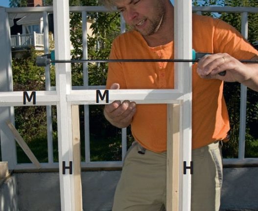 De vågräta spröjsarna sätts mellan reglarna i orangeri