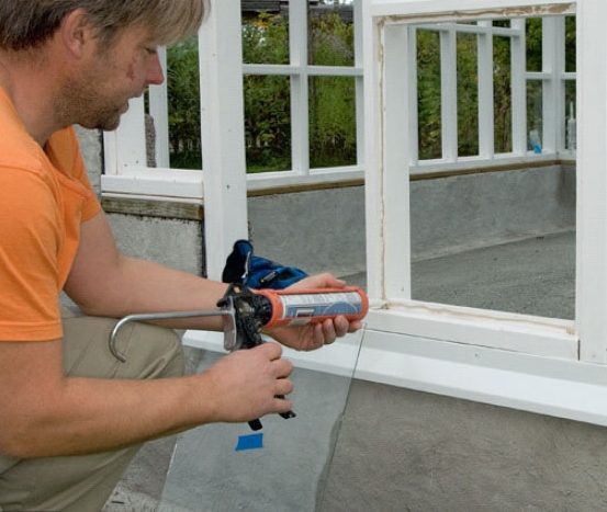 Först läggs en kittsträng i falsen på orangeri