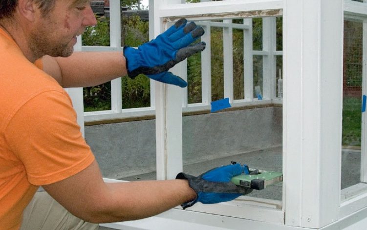 Rutan i orangeri trycks fast i kittet