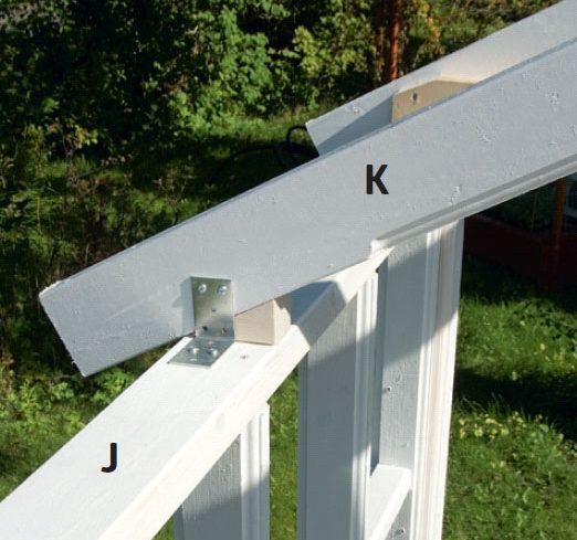 Takstolarna fästs nertill på hammarbandet i orangeri