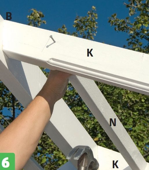 Läkten skruvas fast på takstolarna på orangeri