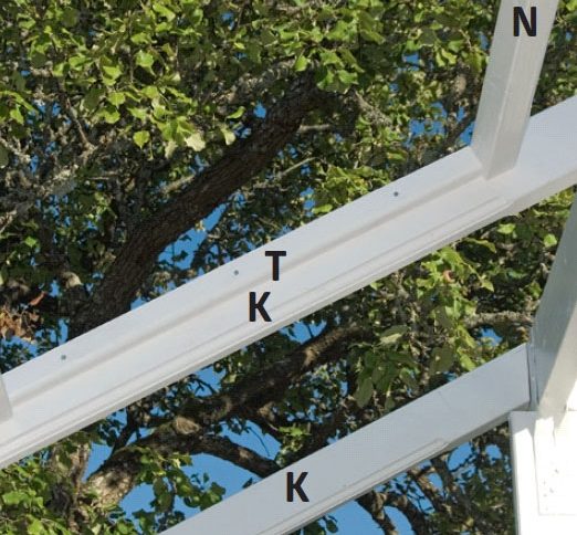 Mellan de vågräta läkten fästs smala lister i orangeri