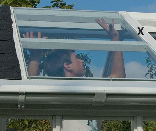 Glas till orangeri läggs på plats