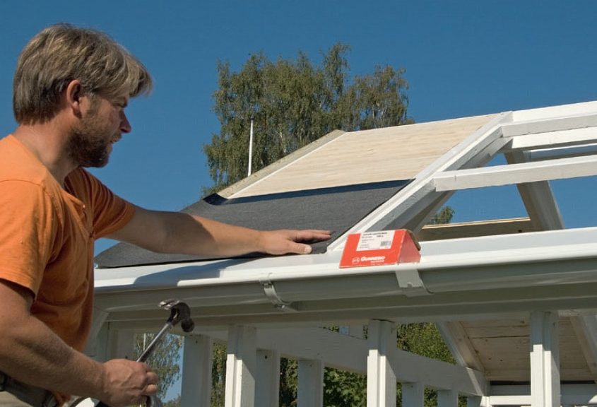 Den siste delen av taket görs av plywood med takpapp på orangeri