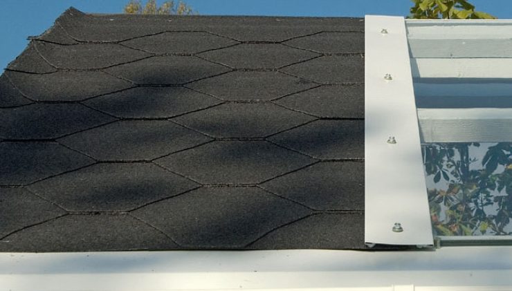 Ovanpå takpappen läggs shingel på orangeri