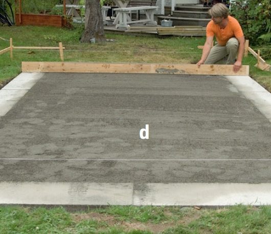 Kasvihuoneen perustusten valaminen