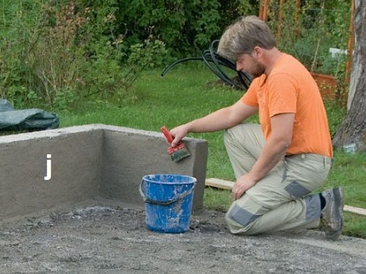 Kasvihuoneen sokkeli rapataan kahteen kertaan