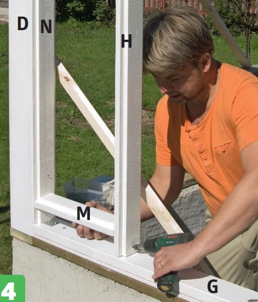 Kasvihuoneen pystytolpat kiinnitetään ruuvaten ala ja yläsidepuihin