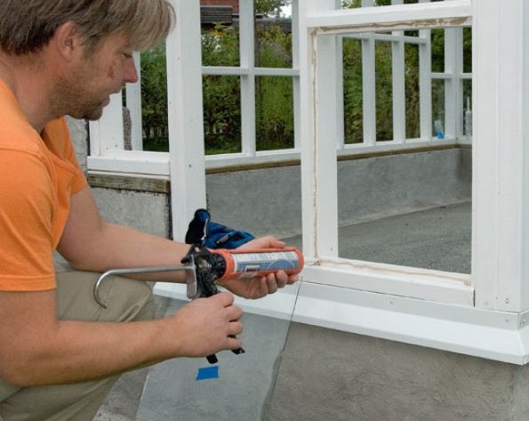 Kasvihuoneen huullokseen pursotetaan kittiä