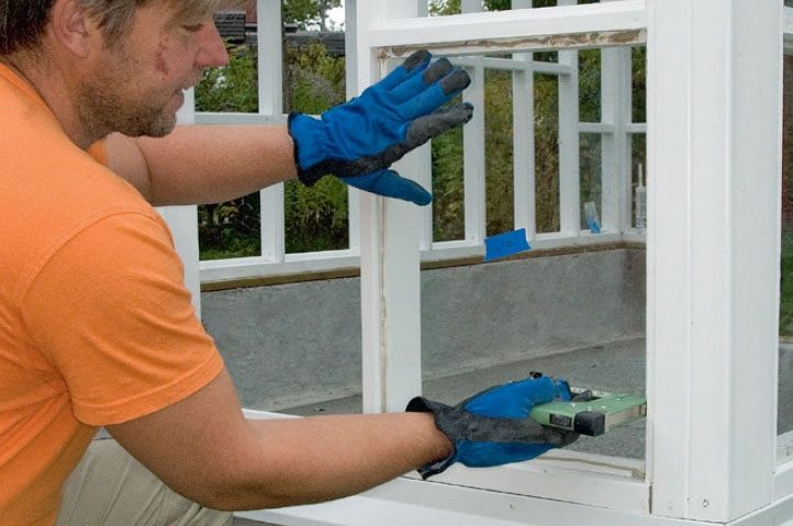 Kasvihuoneen lasi painetaan vanaan