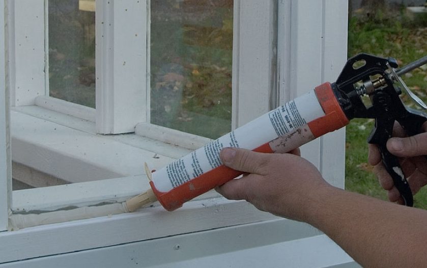 Kasvihuone: Reunojen ympärille pursoteaan kittiä