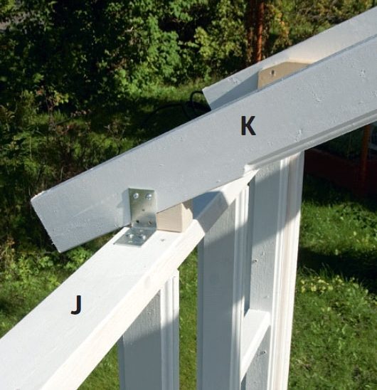 Kasvihuone: Kannattimet kiinnitetään alareunasta yläsidepuuhun