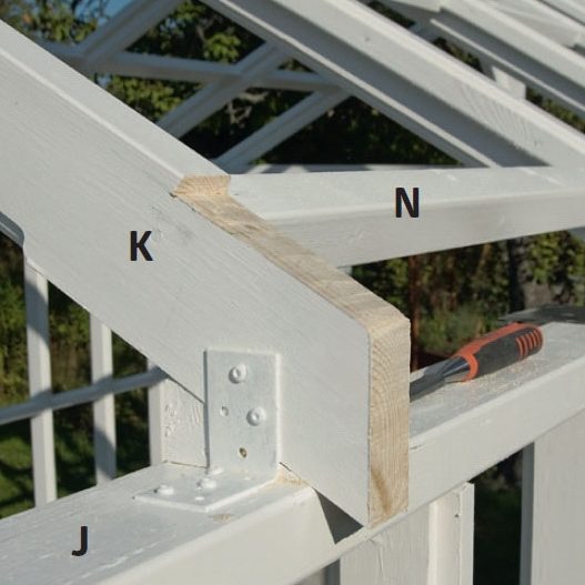 Kasvihuoneen kannattimet sahataan edestä