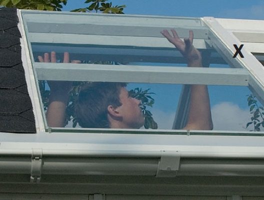 Kasvihuoneen lasien asentaminen