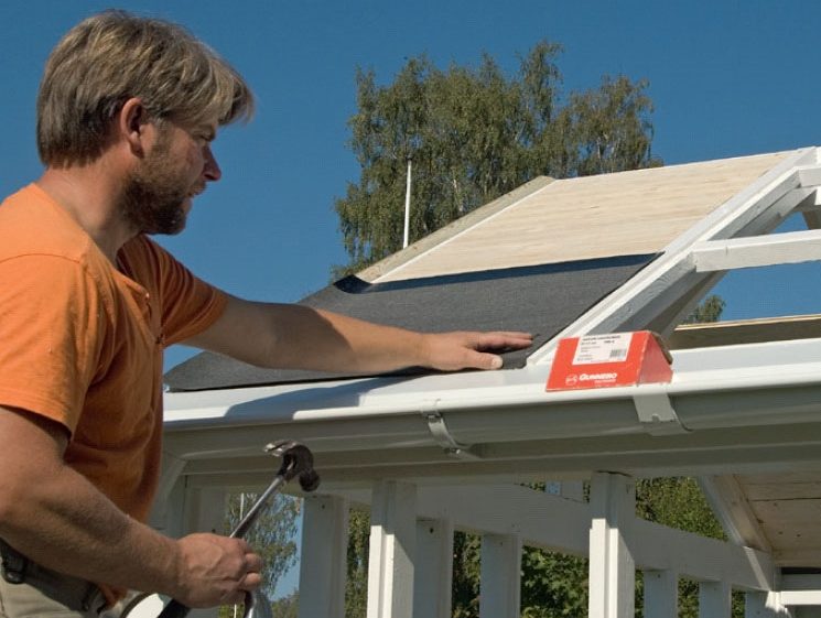 Kasvihuoneen katon aukko peitetään vanerilla