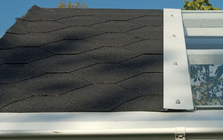 Kasvihuoneen katolle asennetaan kattohuoppa