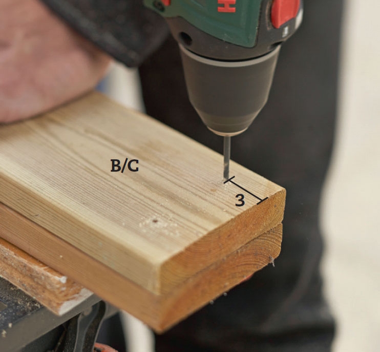 Forbor i bordene til putekasse benk