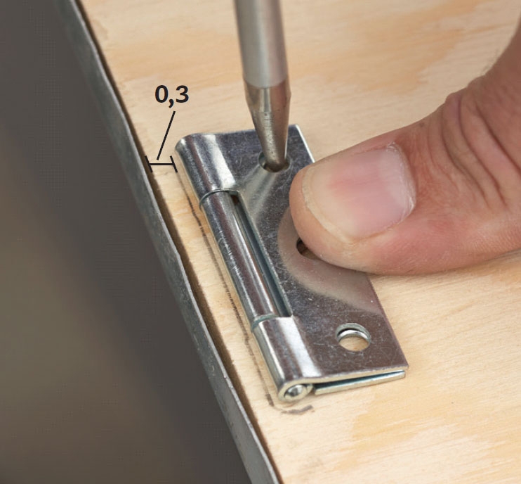 Fäst locket till dynlåda med gångjärn