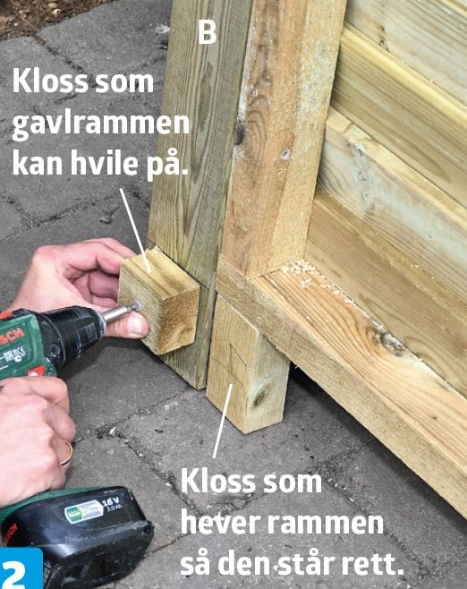 En lektestump skrus fast på stolpen til uteboden