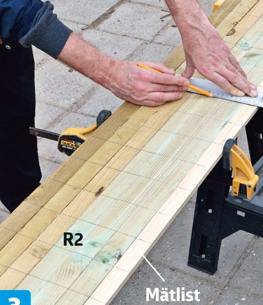 Rita upp på de lodräta läkterna till förråd byggsats