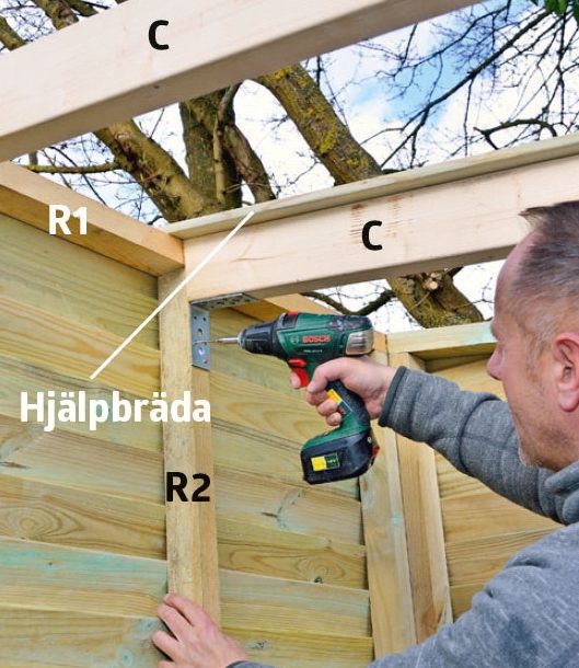 Takreglarna till förråd skruvas fast med vinkelbeslag