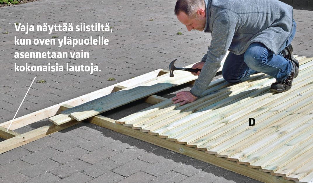 Lautojen naulaaminen pihavaraston seiniin