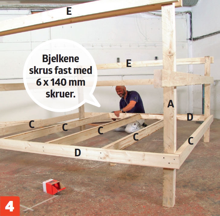 Bjelkene til gulvet i gapahuk monters