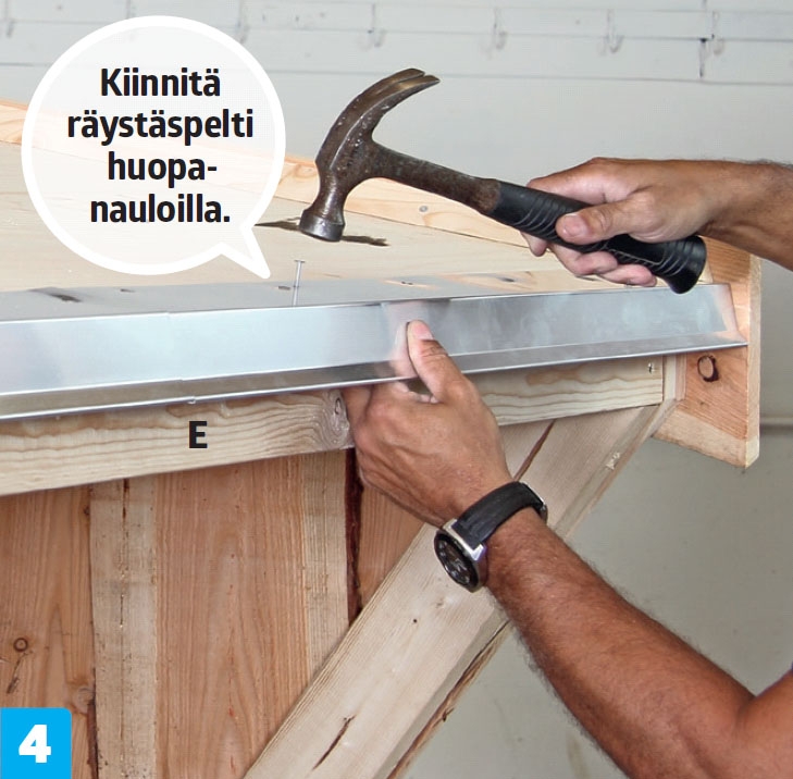 Laavun kattoon kiinnitetään räystäspellit