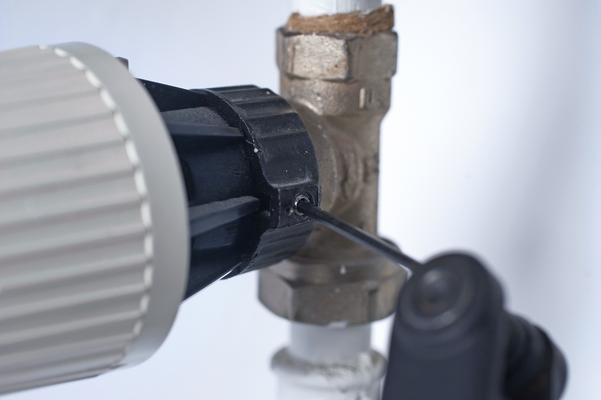 Ingen varme i radiator: Pil termostaten af på kold radiator