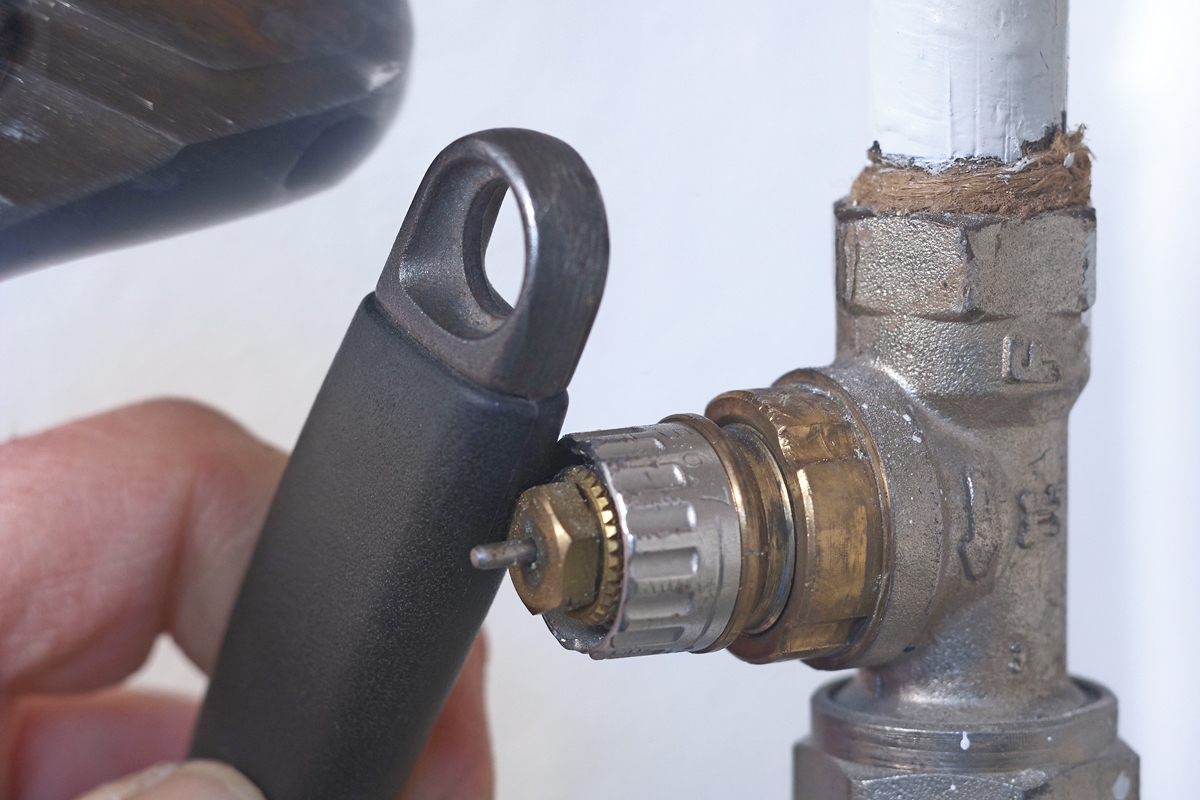 Lufte radiator: Bank lidt på siden af radiatorventilen