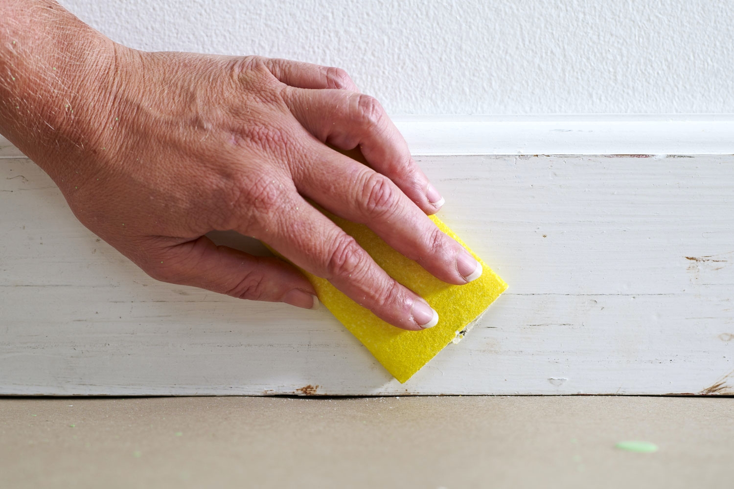 Husk at slibe inden maling af væg og træ