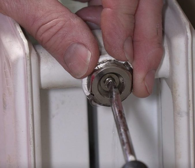 Lufte radiator ud: Drej radiatorventil, indtil luft i radiator siver ud