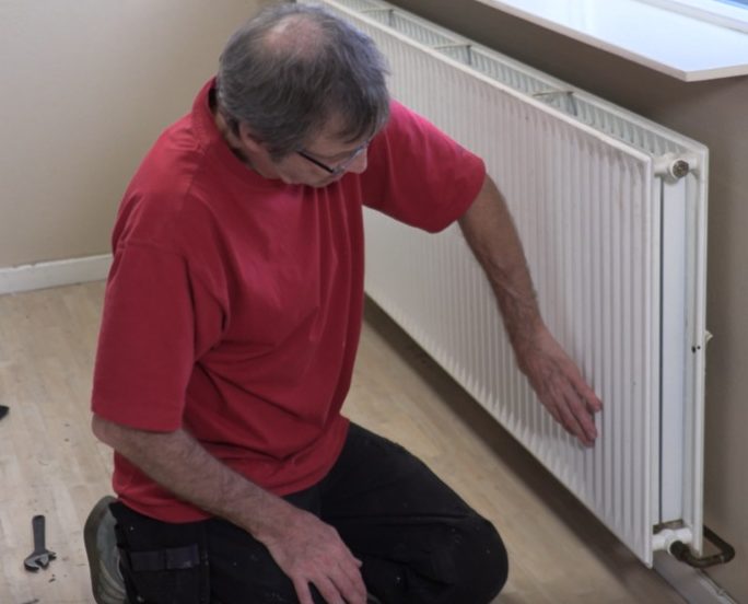 Radiator varmer ikke: Kold radiator varmer igen efter udluftning af radiator