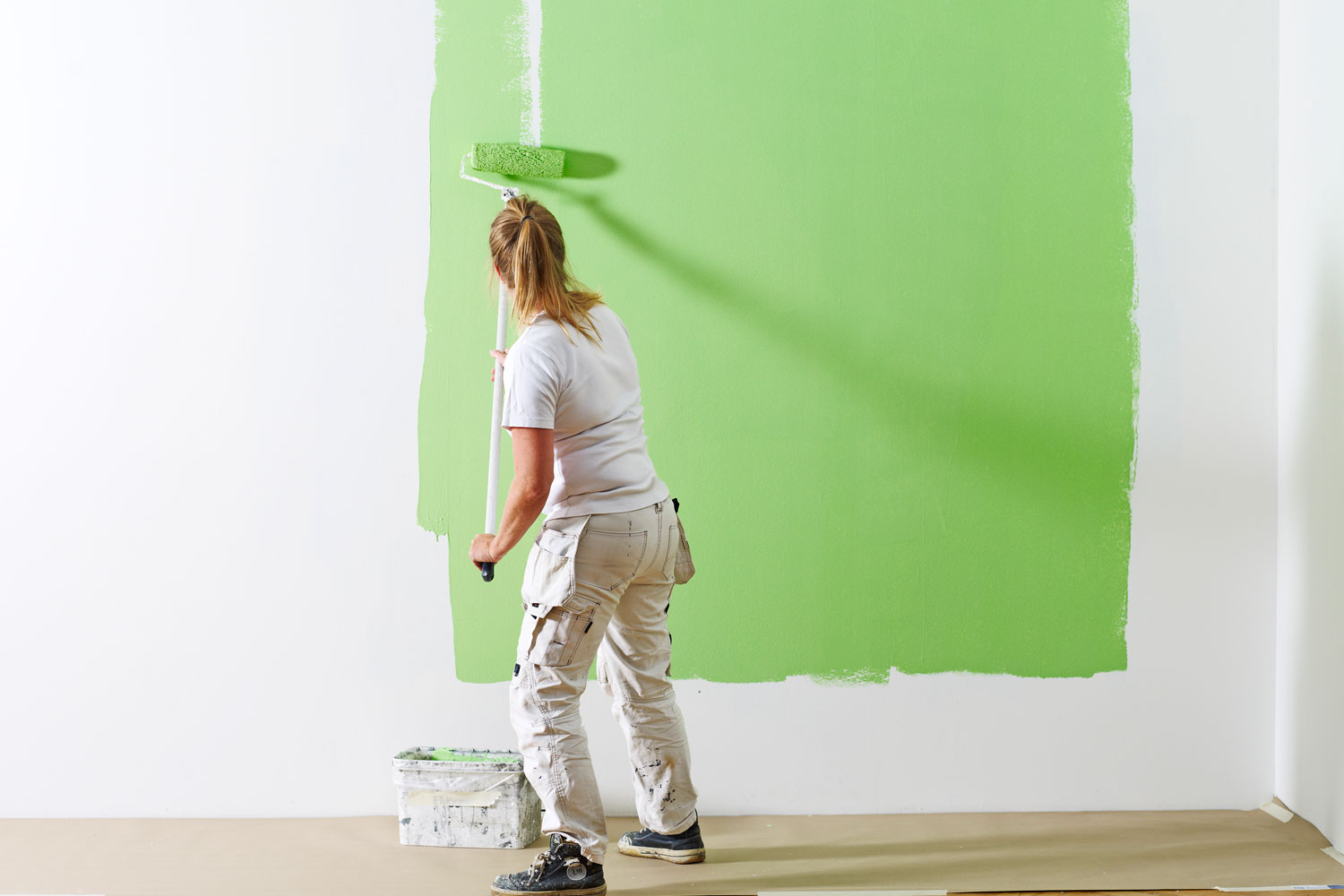 Välty maalirajoista seinän maalaamisessa