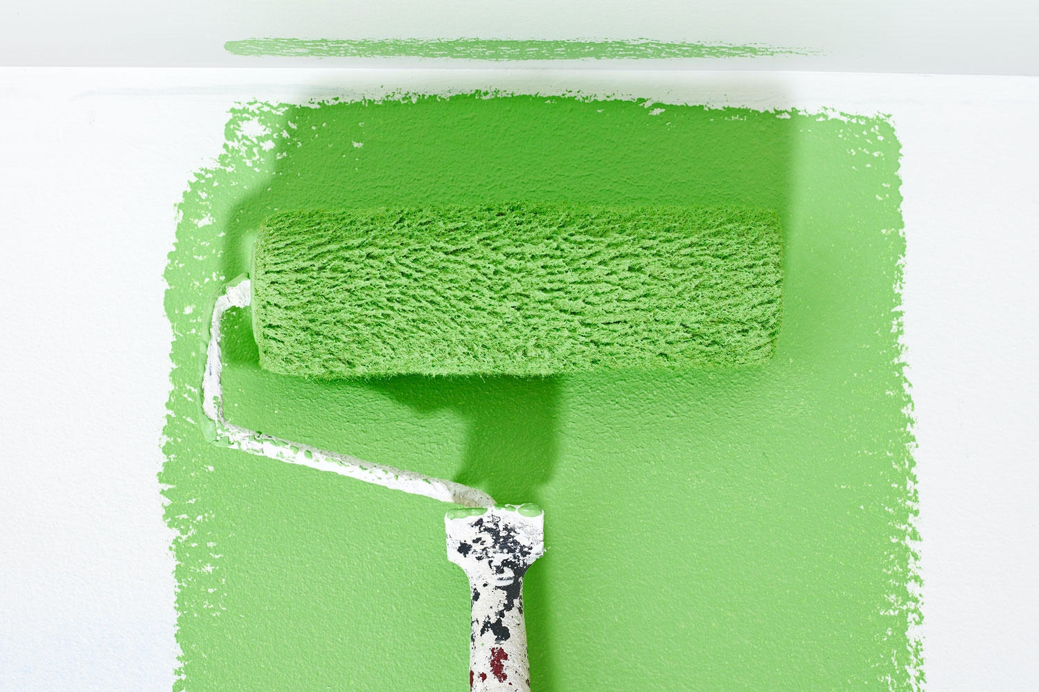 Seinän maalaaminen pienellä telalla