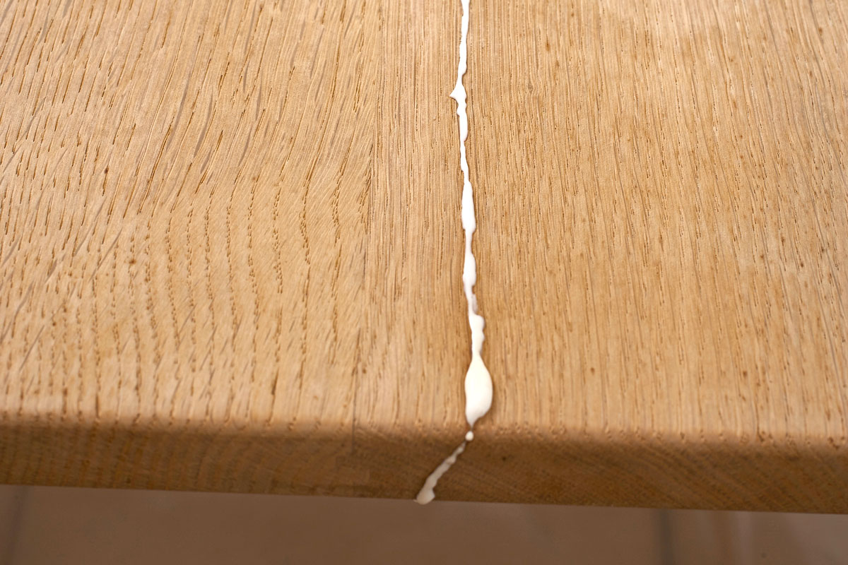 Hvordan reparerer man revner i en bordplade?