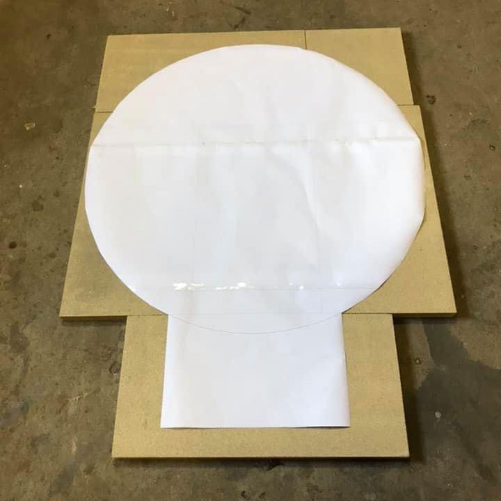 Pizzaovn skabelon til ildfaste sten klippes ud