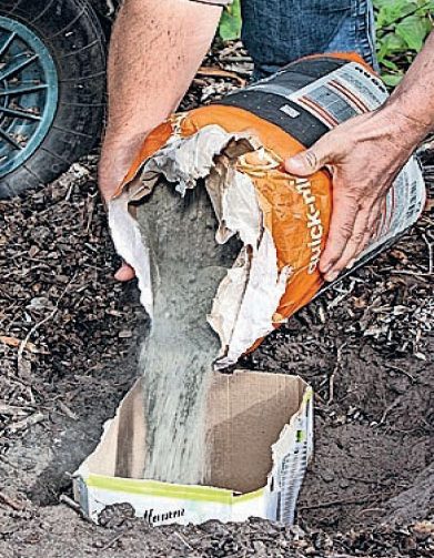 Træningsstativ udendørs: Hæld tørbetonen direkte i hullet