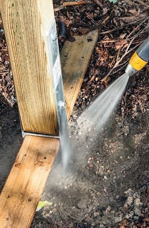 Byg selv træningsstativ: Fiksér stolpefoden midlertidigt