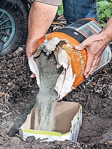 Bygge treningsrom i hagen: Hell tørrbetong direkte i forskalingen med litt vann.