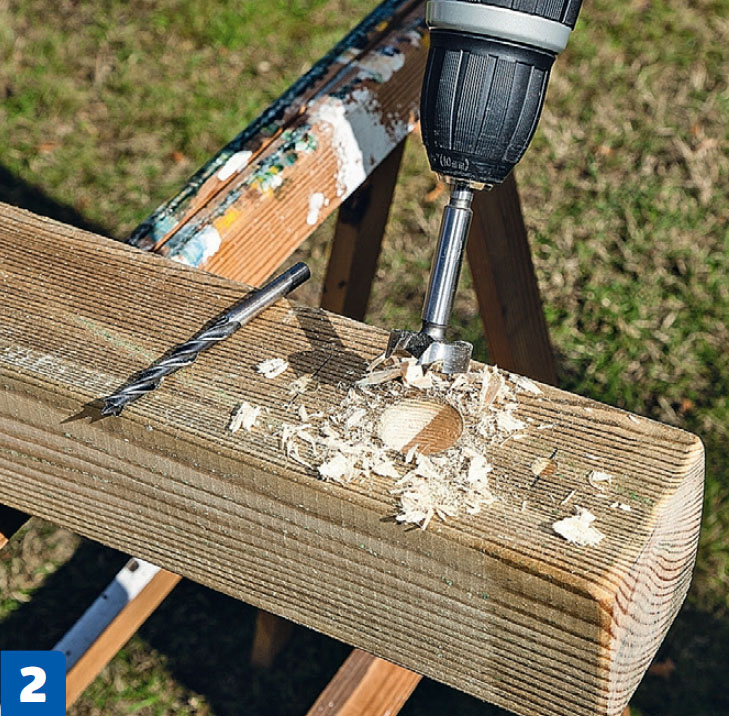 Bygge treningsstativ i hagen: Bor hull til stangen