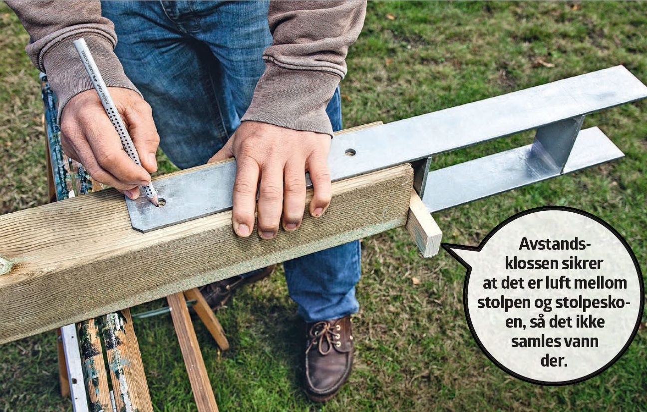 Treningsstativ ute: Marker hvor det skal bores hull til stolpeskoen.