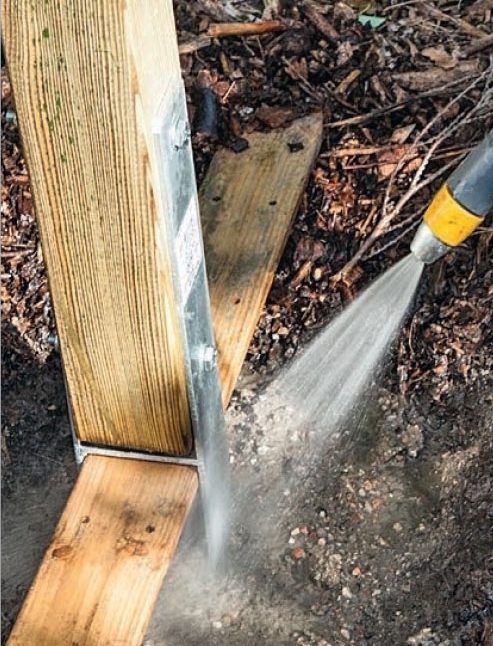 Bygga utegym i trädgården: Kontrollera att stolpen står rakt