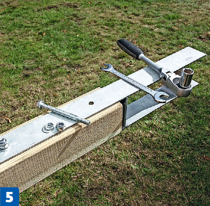 Utomhusträningsställning bygg själv: Stolpfoten monteras på stolpen.