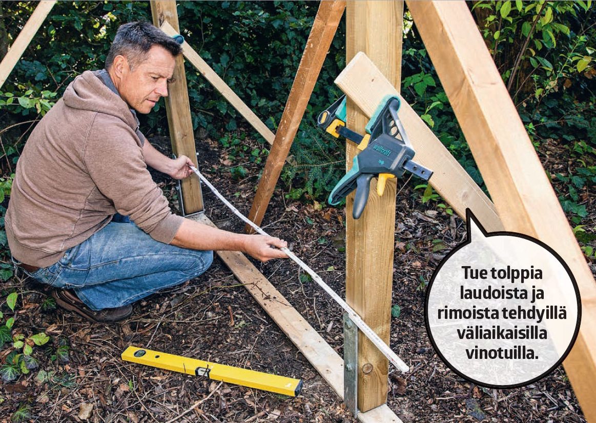 Ulkokuntoiluteline: tarkista myös, että tolppien väli on sama sekä ylhäällä että alhaalla