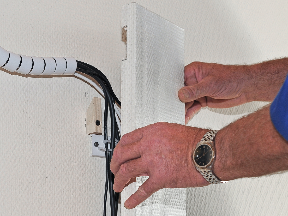 Johdot piiloon tapetin alle