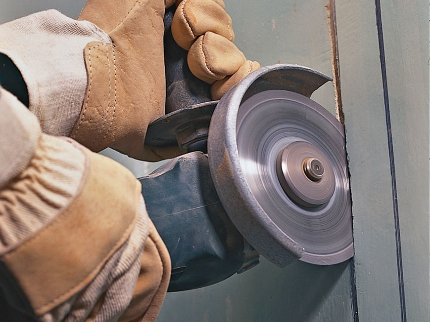 Johdot piiloon seinään jyrsittyyn uraan