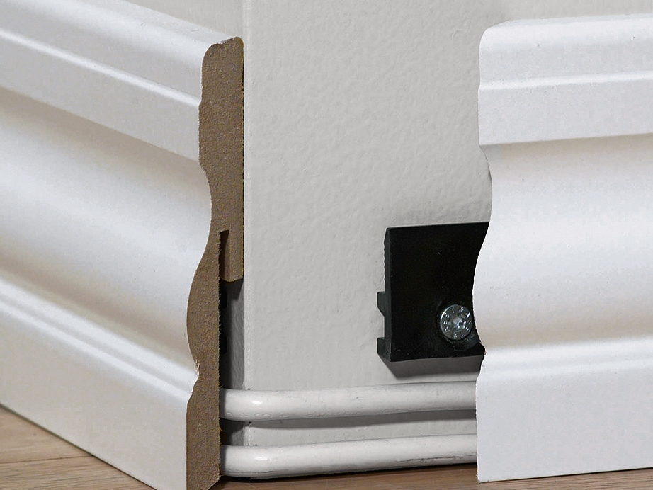 Gömma sladdar bakom kabellist golv